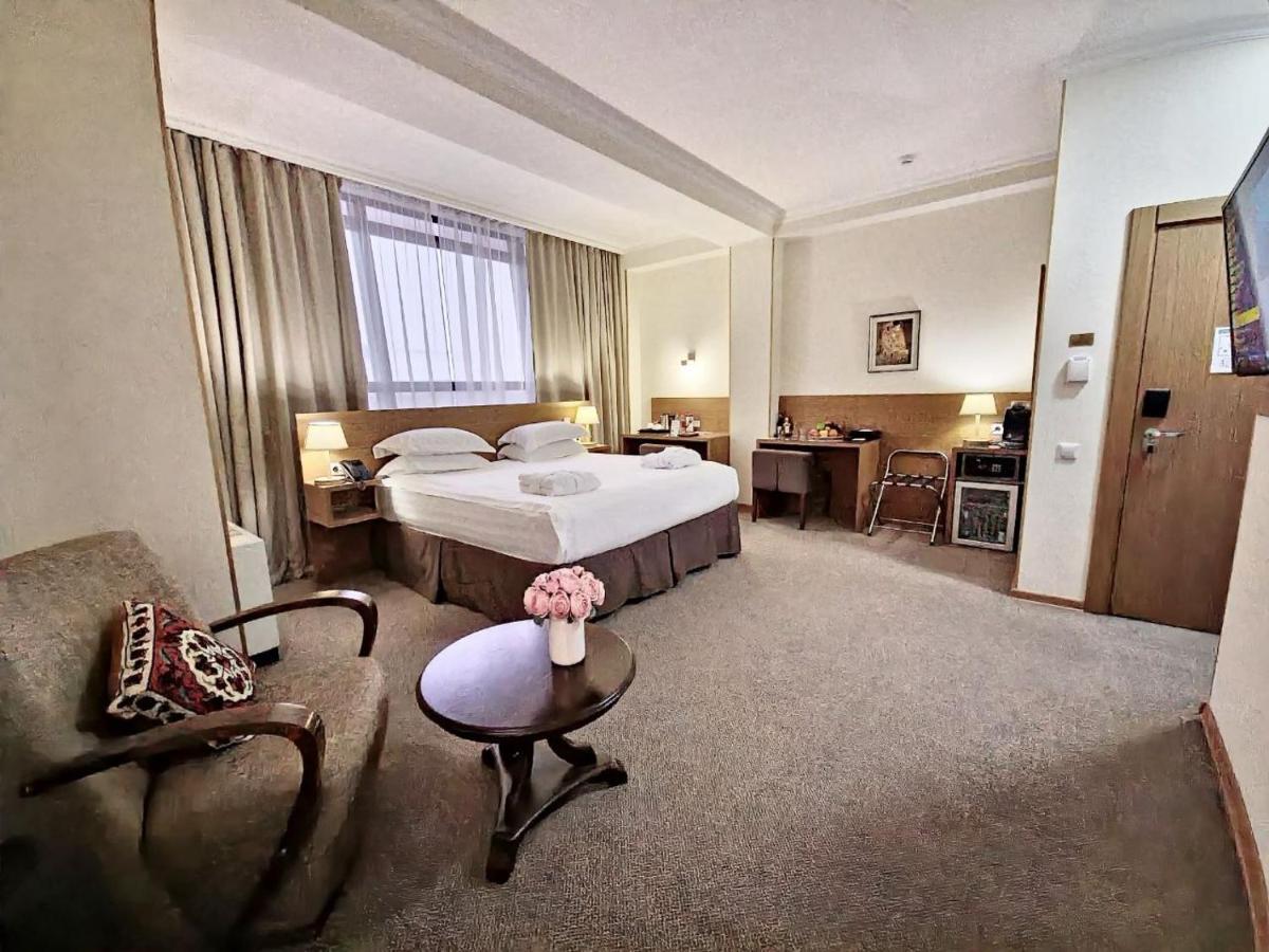 City Hotel Bisjkek Buitenkant foto