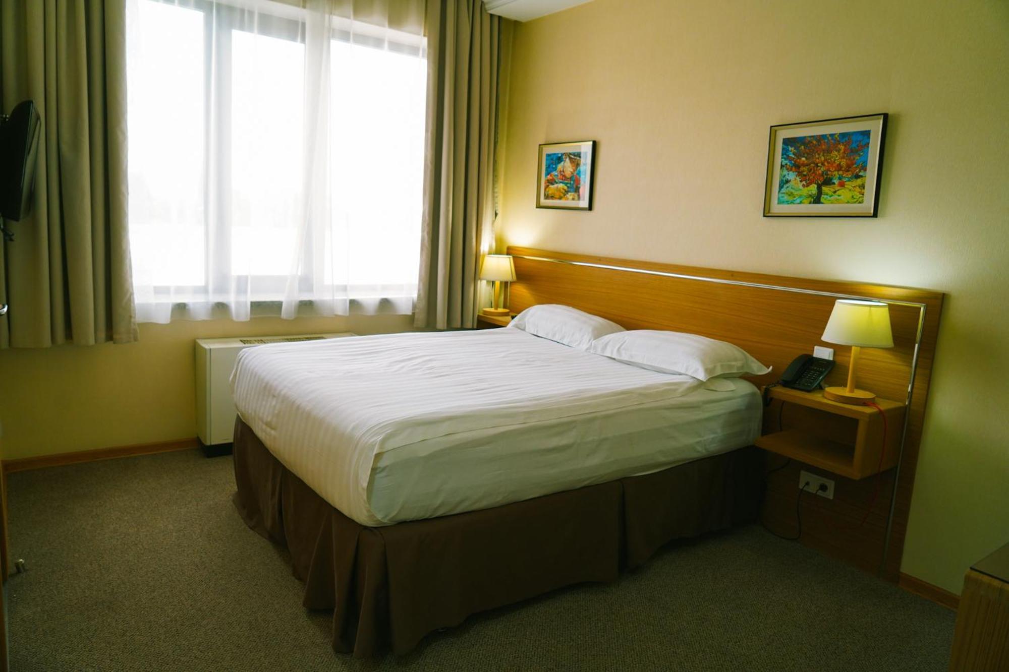 City Hotel Bisjkek Buitenkant foto
