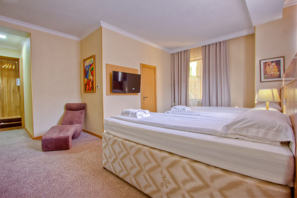 City Hotel Bisjkek Buitenkant foto