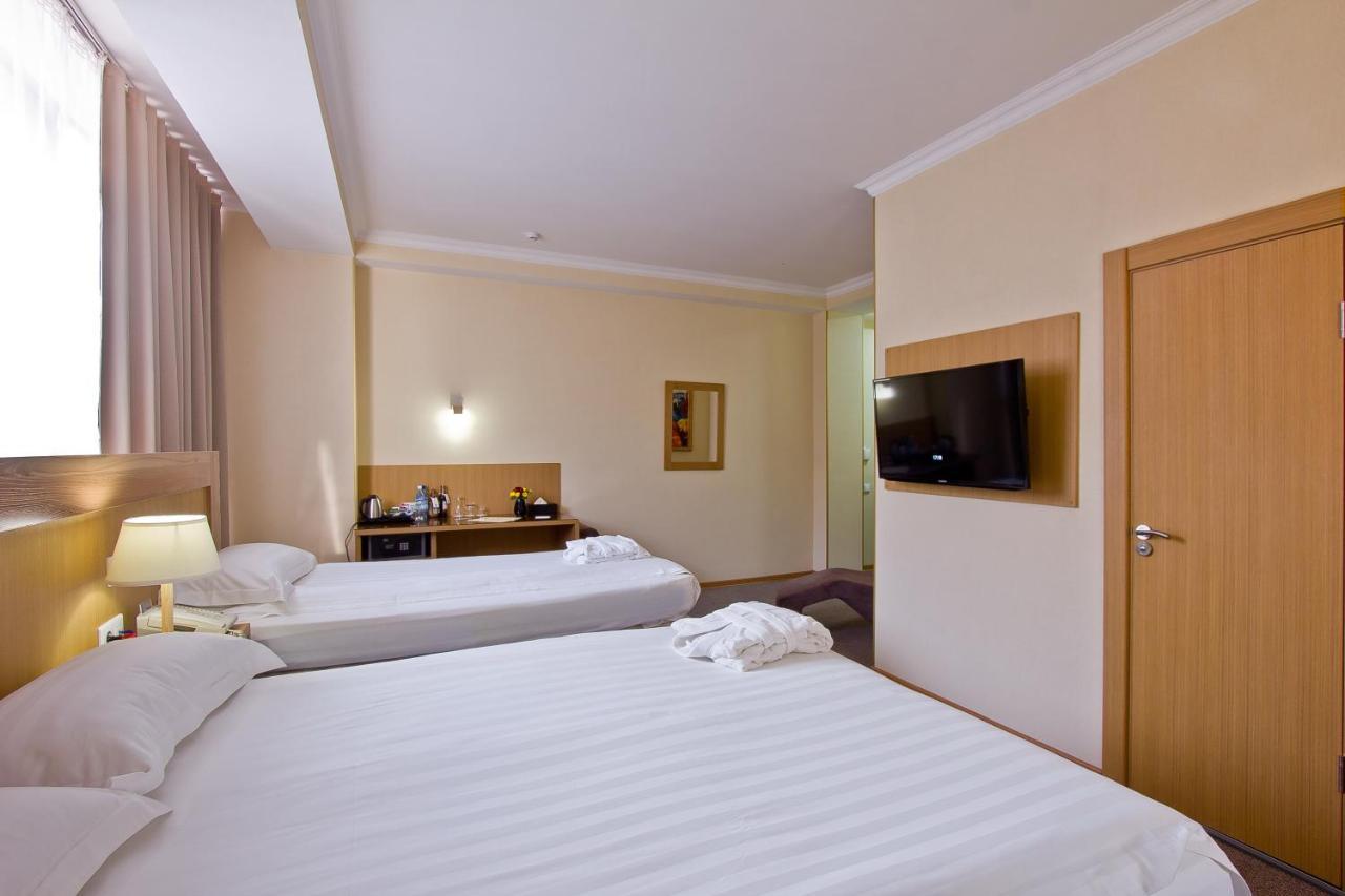 City Hotel Bisjkek Buitenkant foto